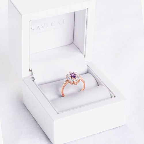 Pierścionek zaręczynowy SAVICKI: różowe złoto, fioletowy szafir, białe szafiry